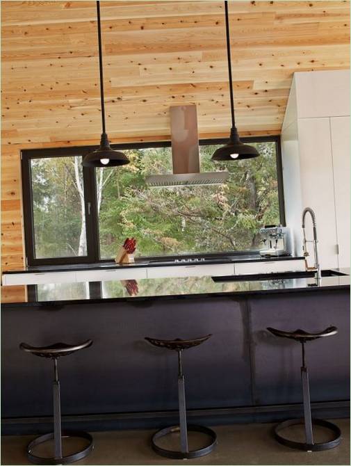 Aménagement d'une maison en bois au Québec : chaises hautes en métal dans la cuisine