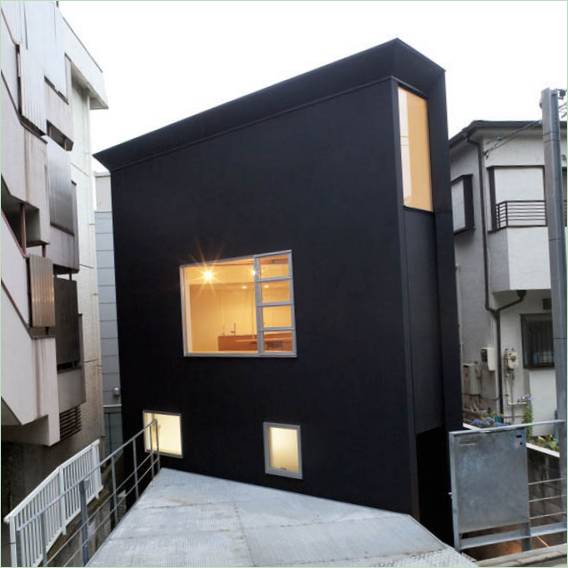 Façade d'une maison étroite au Japon