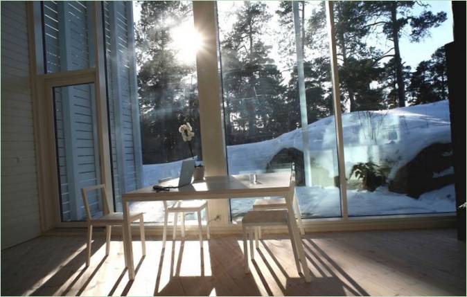 La salle à manger d'une maison forestière moderne en Finlande