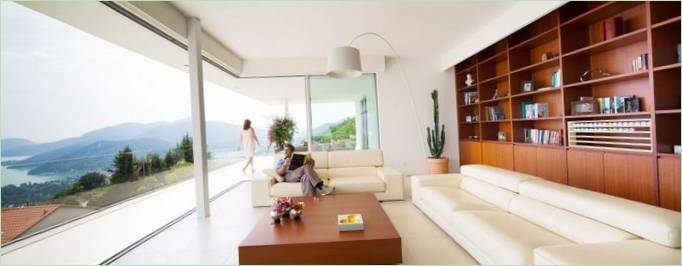 Aménagement intérieur d'une maison avec vue imprenable sur le lac par Philipp Architekten, Suisse