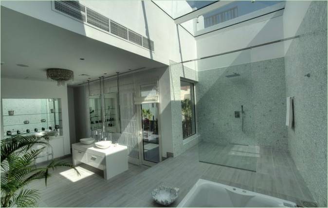 Une salle de bains contemporaine