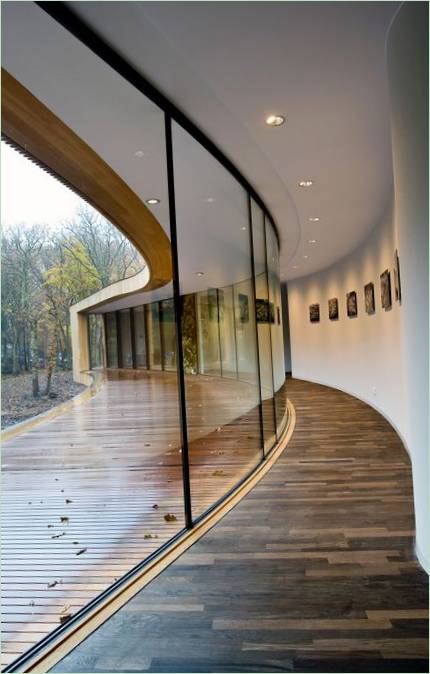 Le hall d'entrée en verre d'une villa forestière néerlandaise