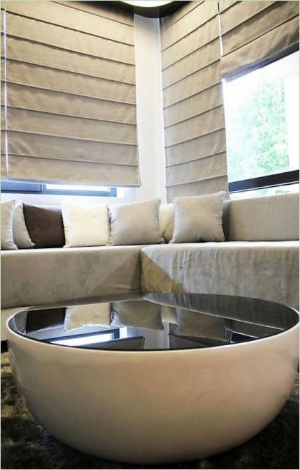 Table créative dans le salon de l'appartement Home 07 en Bulgarie