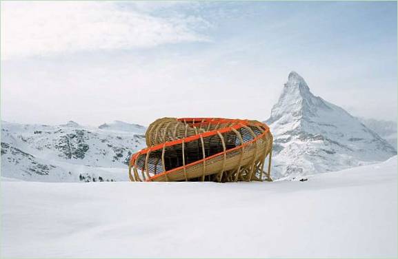 Evolver hollow dans les montagnes suisses enneigées