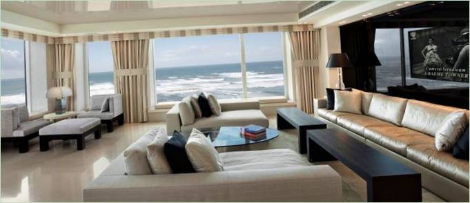Salle de séjour avec vue panoramique sur la mer