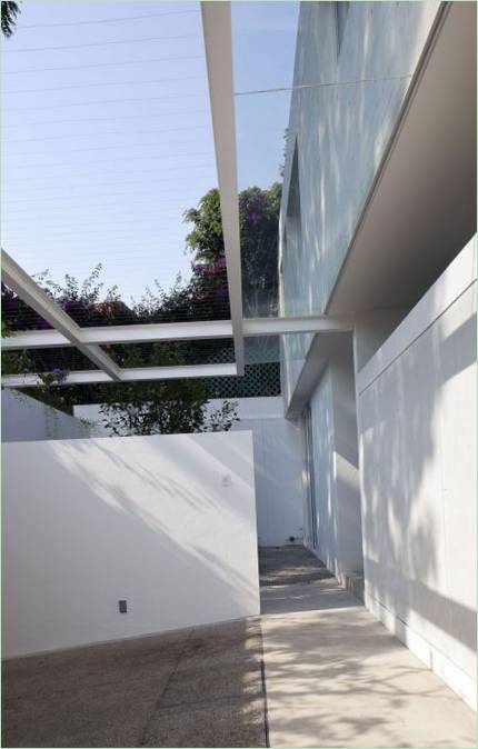 Intérieur d'une maison en blanc par DCPP Arquitectos au Mexique