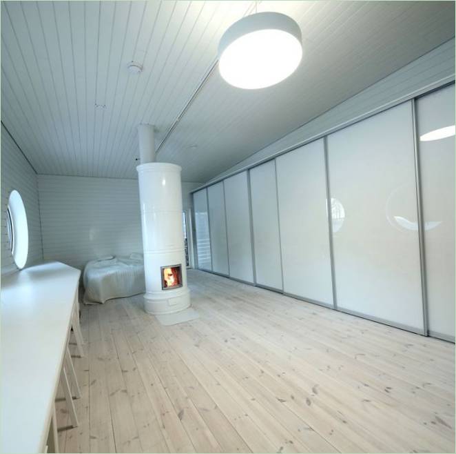 Chambre à coucher d'une maison forestière moderne en Finlande
