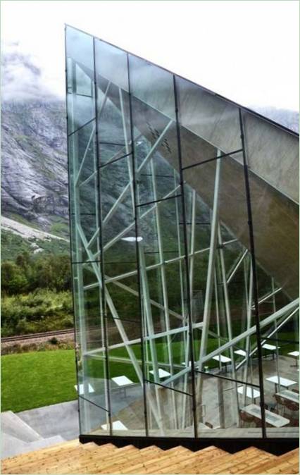 Design moderne du restaurant Trollwall : façade en verre