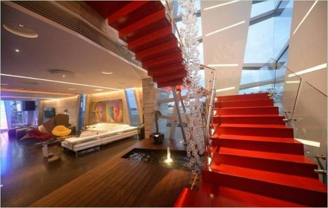Détails intérieurs : escalier rouge vif