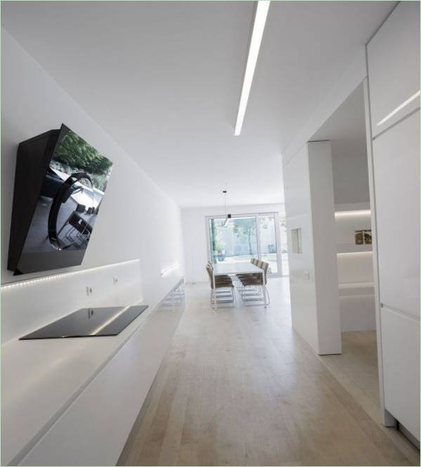 Intérieur d'un cottage moderne au design minimaliste dans des tons blancs par le studio Humberto Conde, quartier de Parede, Cascais, Portugal