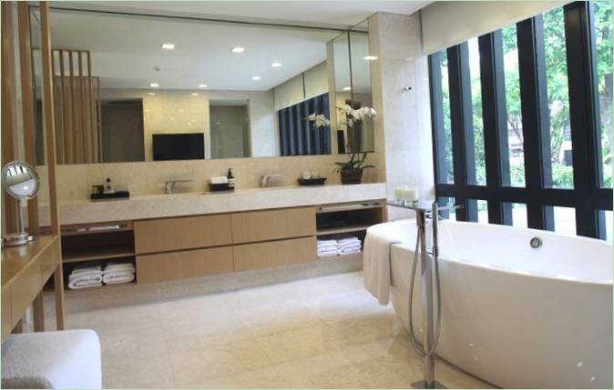 Salle de bain d'une maison en bois sur une colline à Singapour