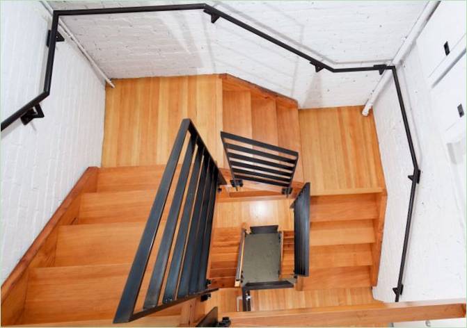 Escalier en bois avec rampes en fer - Photo 1