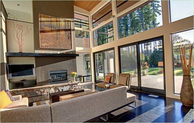 Maison forestière avec de grandes fenêtres par McClellan architects, Seattle, Washington, USA