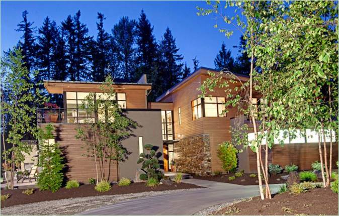Maison forestière avec de grandes fenêtres par McClellan architects, Seattle, Washington, USA