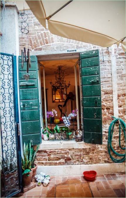 Intérieur créatif pour une maison à Venise, Italie : Le balcon