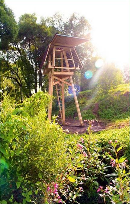 Un exemple d'architecture en harmonie avec la nature : les côtés d'un bâtiment peuvent être soulevés vers le haut