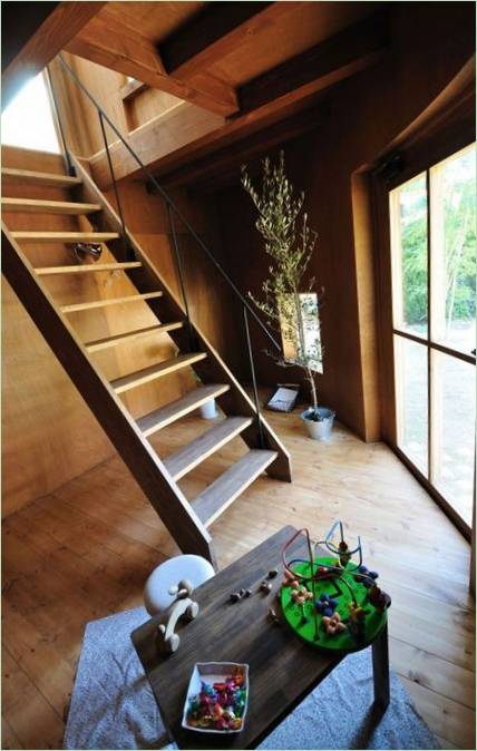 Un escalier en bois à l'intérieur d'une maison