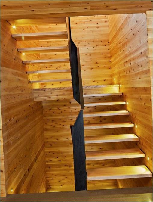 Conception d'une maison en bois au Québec : un escalier avec des marches éclairées