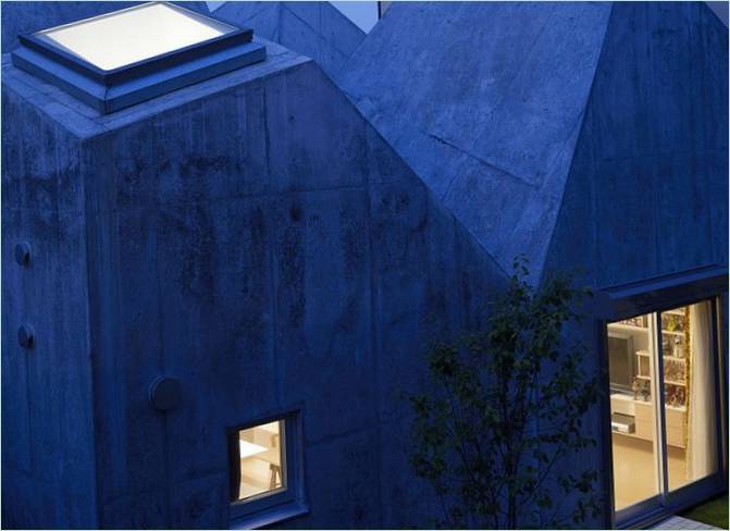 Façade d'une maison de style futuriste à Tokyo