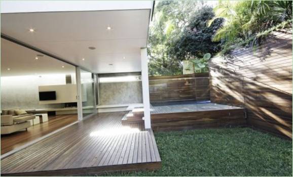 Terrasse extérieure dans la cour de la villa familiale M House