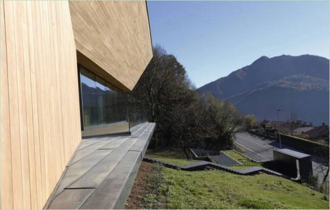 Villa sur un versant alpin par Camillo Botticini, Italie