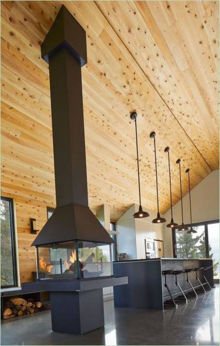 Design de maison en bois du Québec : cheminée en verre dans la cuisine intérieure