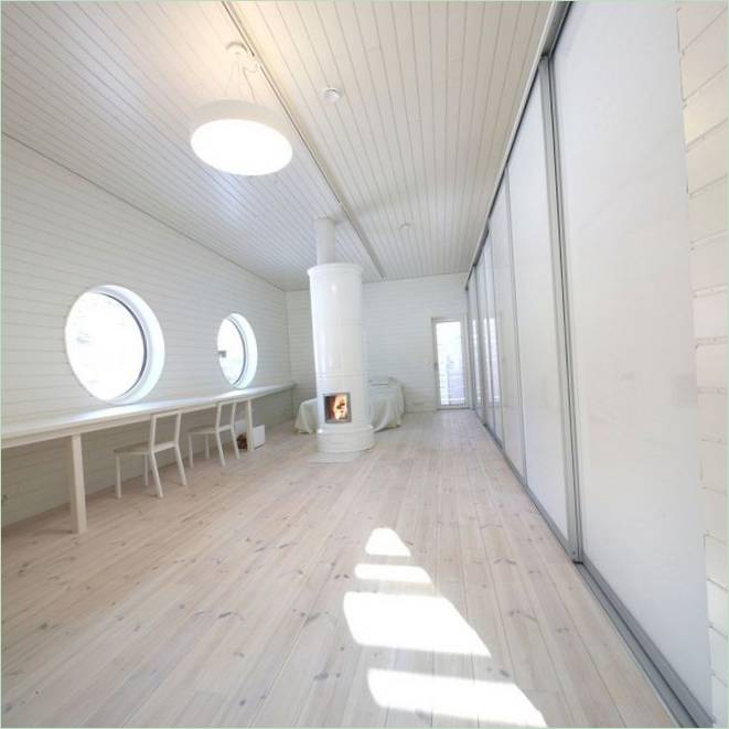 La chambre à coucher d'une maison forestière moderne en Finlande