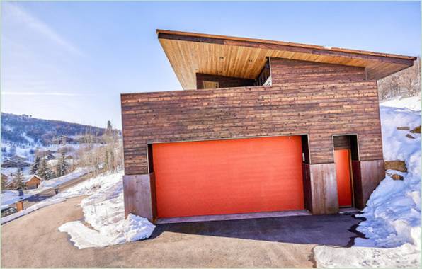 Maison de montagne américaine avec garage