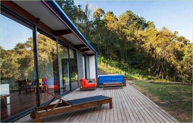 La terrasse d'une maison de vacances modulaire moderne au Brésil