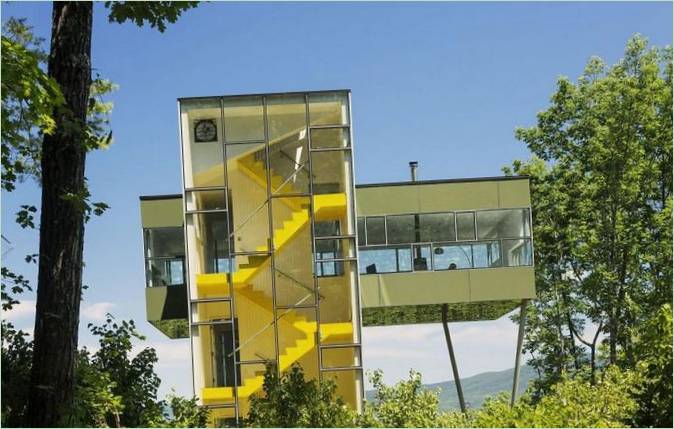 La façade en verre de la Maison de la Tour