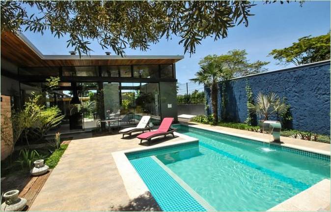 Une piscine élégante et moderne dans une résidence à São Paulo