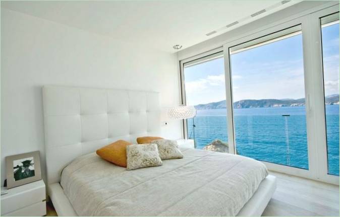 Chambre à coucher intérieure avec fenêtres panoramiques