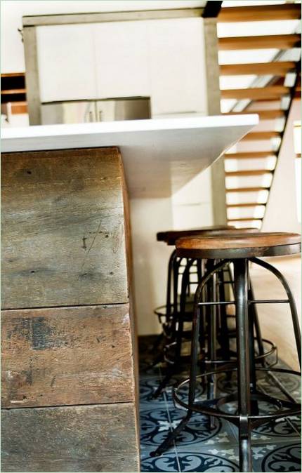Résidence de campagne Cottage de Brébeuf - tabourets avec sièges en bois dans la cuisine