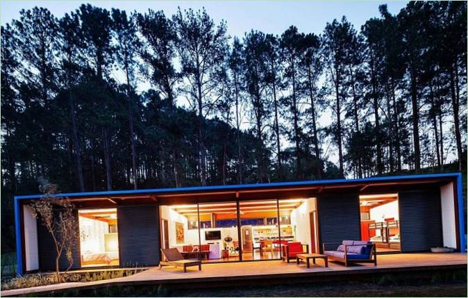 La terrasse d'une maison d'été modulaire moderne au Brésil