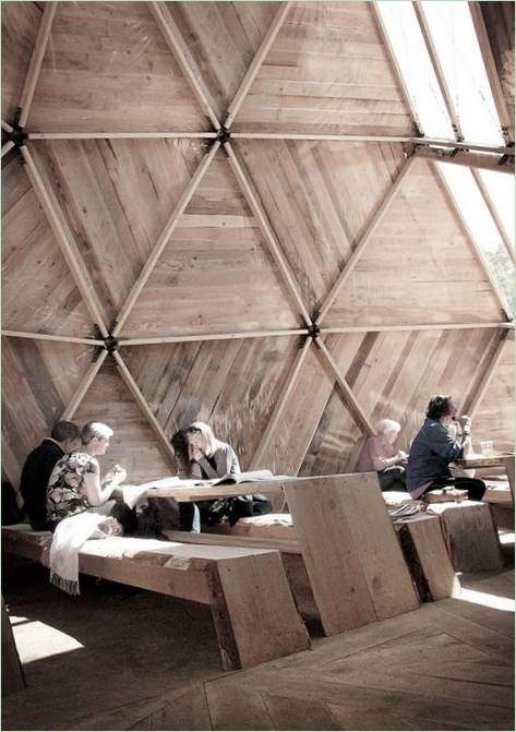 L'intérieur d'une maison en bois en forme de dôme
