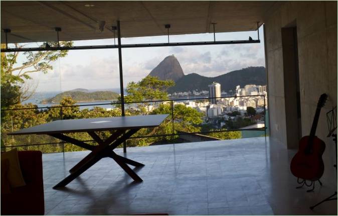 Vue panoramique de la ville depuis une maison à Rio