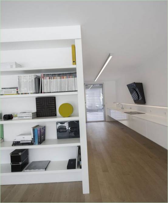Intérieur d'un cottage moderne au design minimaliste dans les tons blancs par le Studio Humberto Conde, quartier de Parede, Cascais, Portugal
