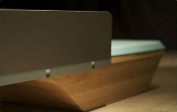 Détail de la composition : base métallique du lit de repos en bois