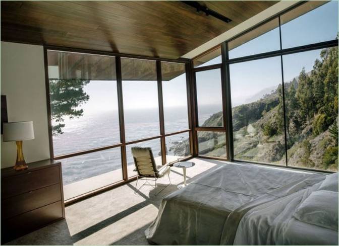 Aménagement d'une chambre à coucher avec de grandes fenêtres