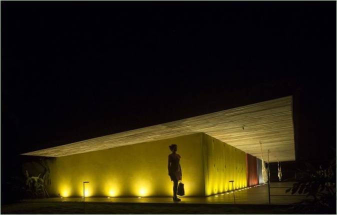 Projet de cascade de Txai House : façade jaune sous un éclairage nocturne