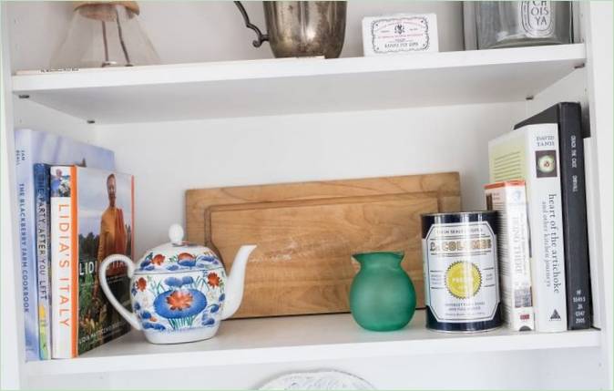 Cottage cosy et éclectique : étagère pour les livres et la vaisselle