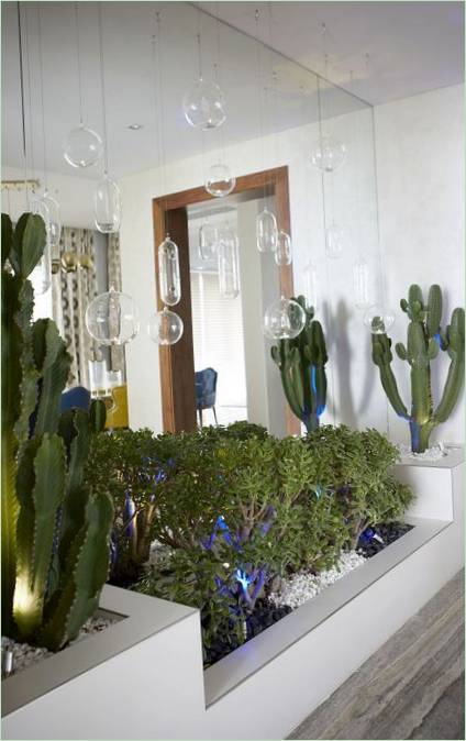Villa de Nikki B Signature Interiors - plantes exotiques dans le salon intérieur