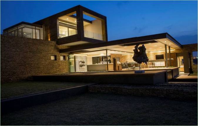 Vue de nuit de la maison Boz en Afrique du Sud