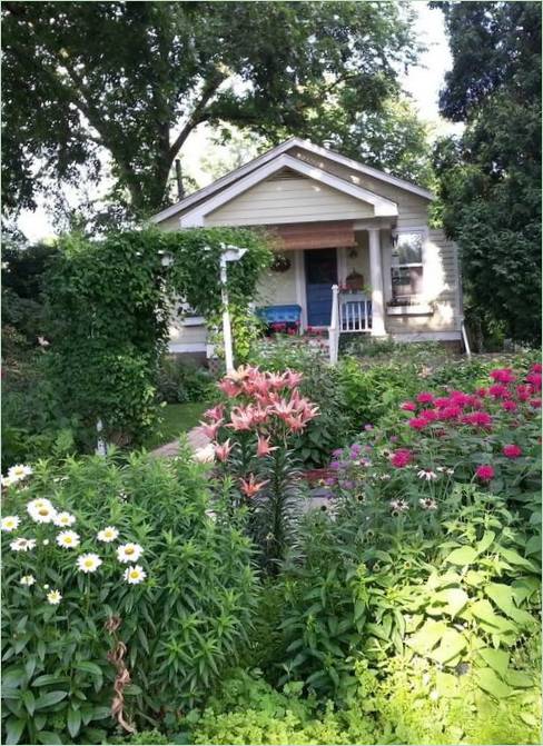 Se reposer dans le jardin près de la maison entouré de fleurs