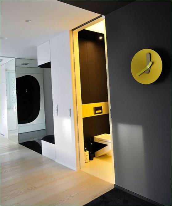 Murs de salle de bains jaune vif