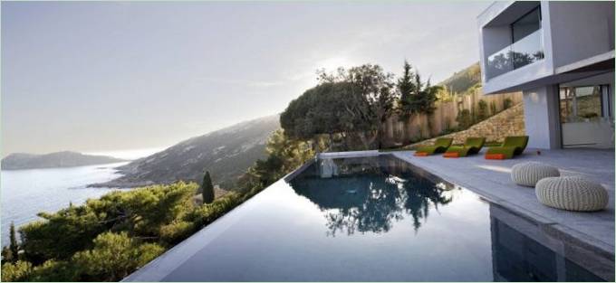 Une piscine panoramique à la Villa L'Escalet