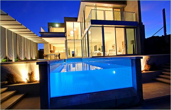 Piscine avec mur de verre