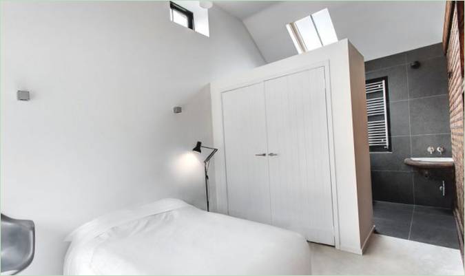 Chambre blanche dans une ancienne écurie
