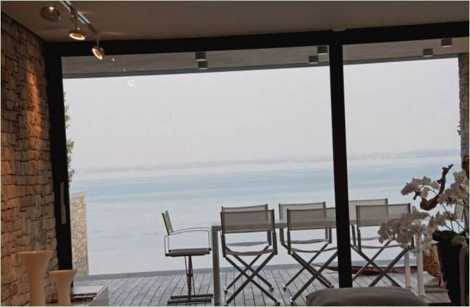 Salle à manger de l'époustouflante villa de Manerba del Garda, en Italie