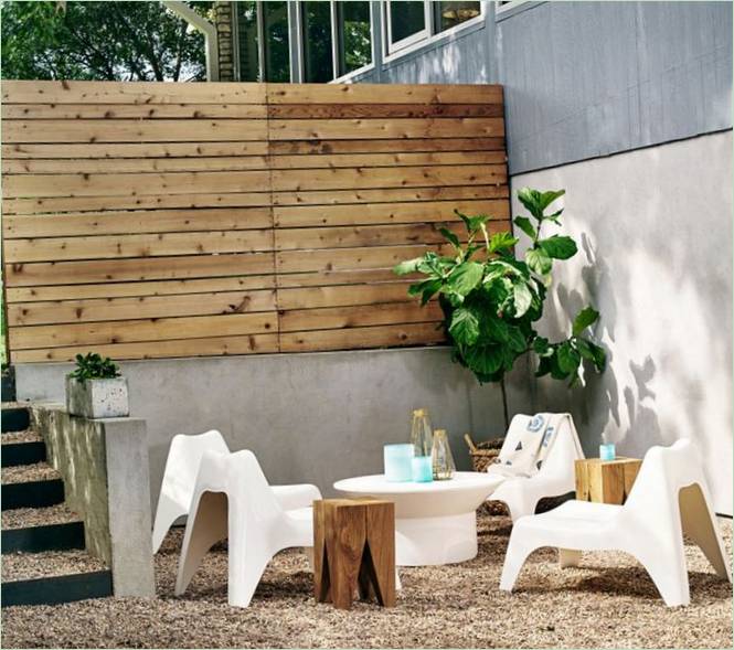 Intérieur d'une maison de couleur claire. Mobilier d'extérieur